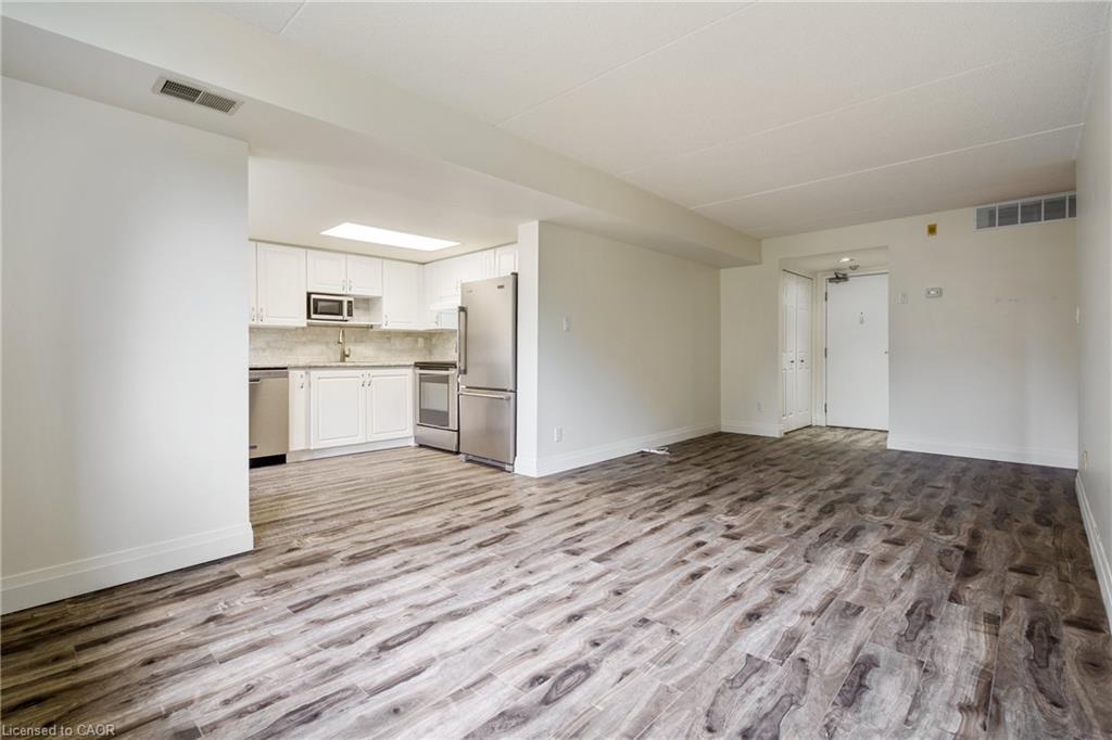 211-3499 Upper Middle Road, Burlington, ON - Indoor Photo Showing Kitchen