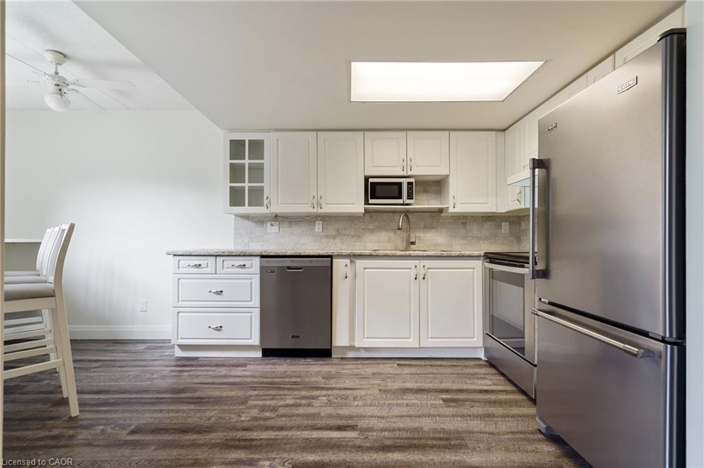 211-3499 Upper Middle Road, Burlington, ON - Indoor Photo Showing Kitchen
