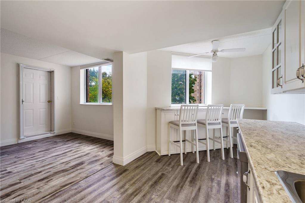 211-3499 Upper Middle Road, Burlington, ON - Indoor Photo Showing Dining Room