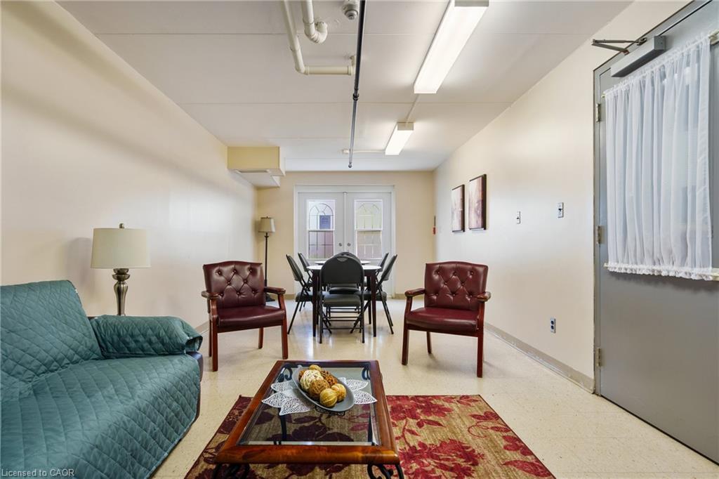 211-3499 Upper Middle Road, Burlington, ON - Indoor Photo Showing Living Room