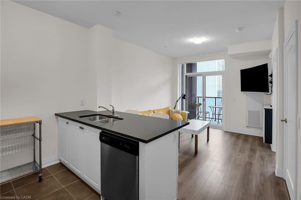 431-16 Concord Place, Grimsby, ON - Indoor Photo Showing Kitchen With Double Sink