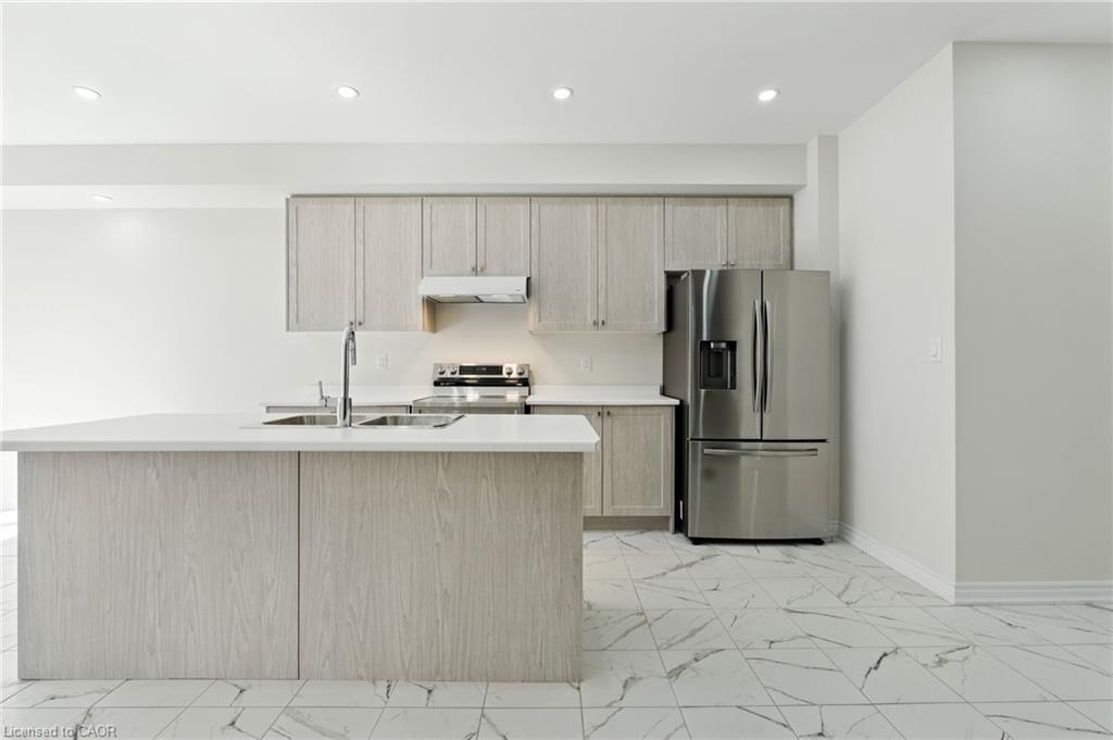 421 Barker Parkway, Thorold, ON - Indoor Photo Showing Kitchen With Double Sink