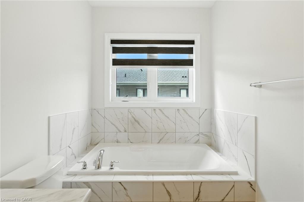 421 Barker Parkway, Thorold, ON - Indoor Photo Showing Bathroom