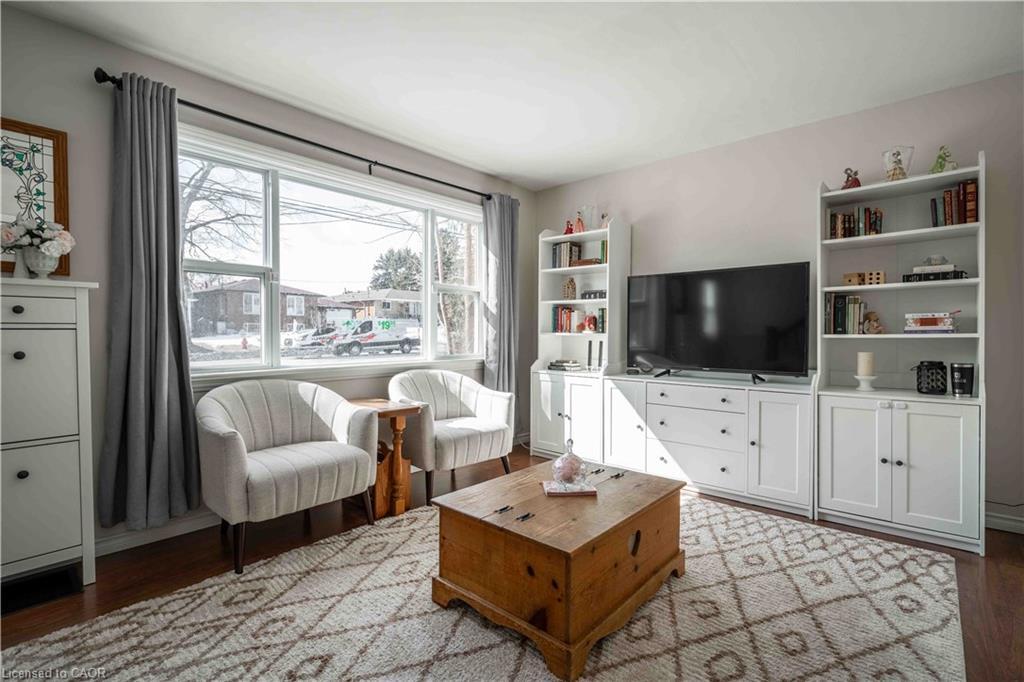 2279 King Street E, Hamilton, ON - Indoor Photo Showing Living Room