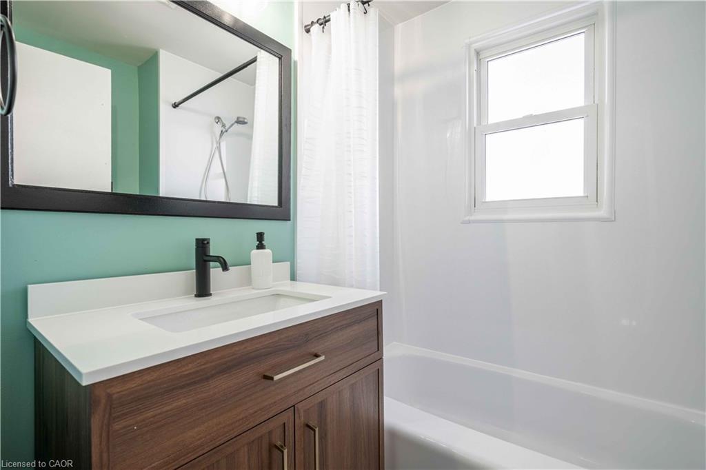 2279 King Street E, Hamilton, ON - Indoor Photo Showing Bathroom