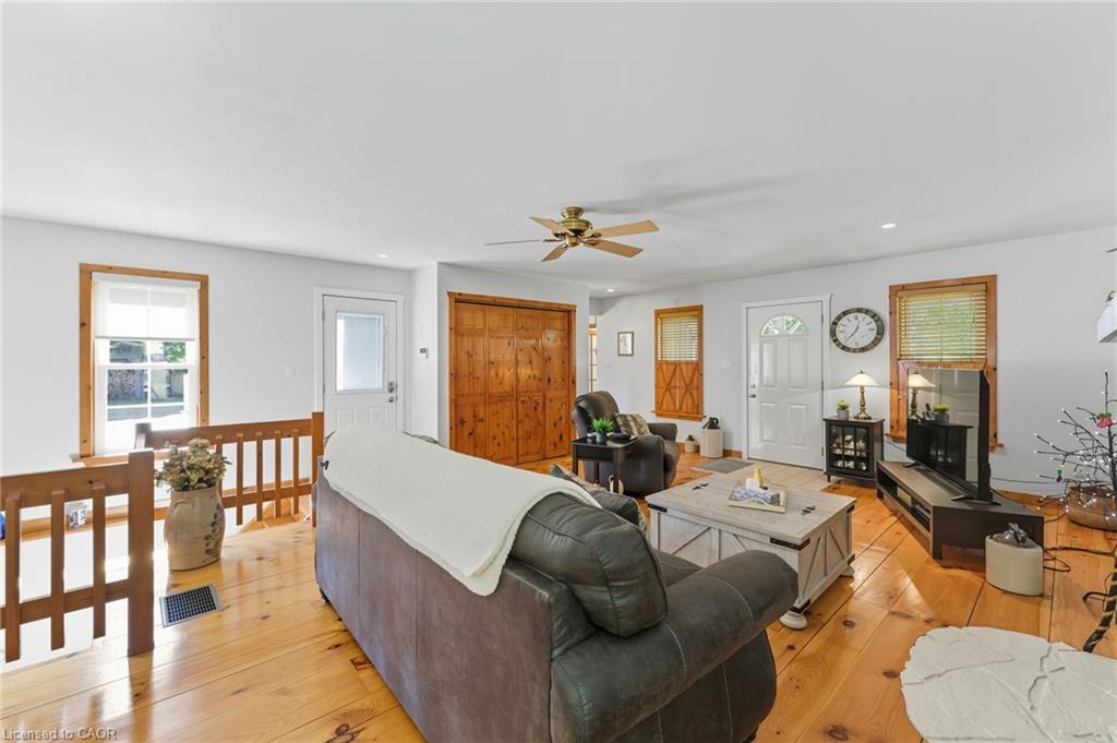394 Bishopgate Road, Brantford, ON - Indoor Photo Showing Living Room