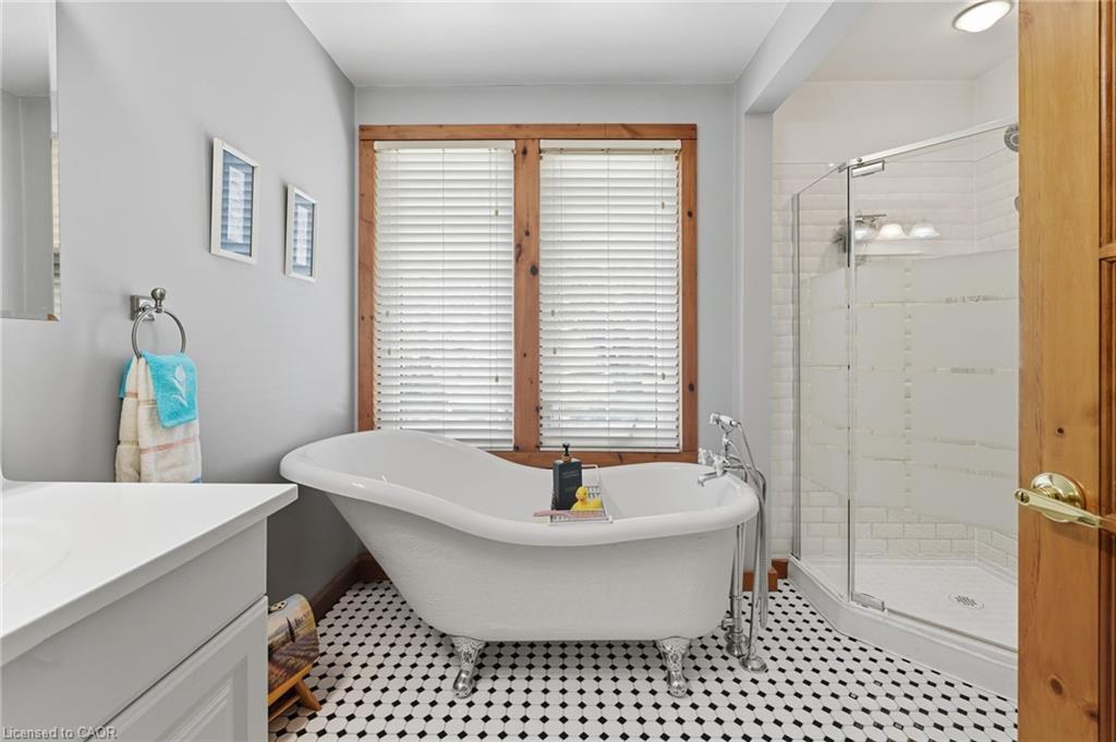 394 Bishopgate Road, Brantford, ON - Indoor Photo Showing Bathroom