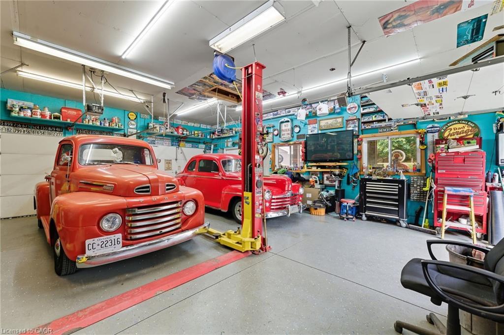 394 Bishopgate Road, Brantford, ON - Indoor Photo Showing Garage