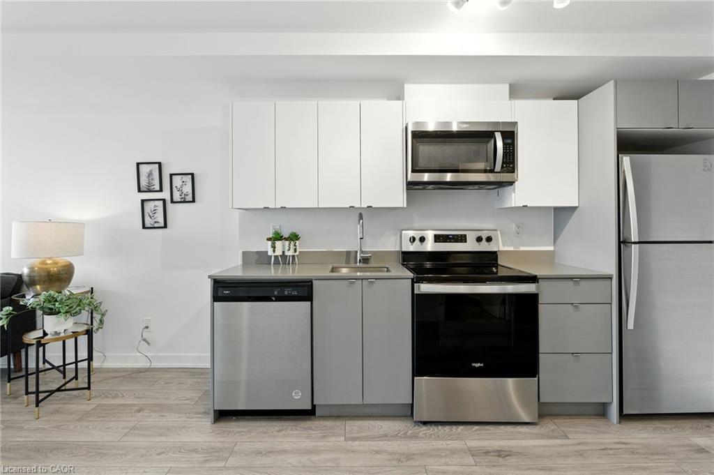 A220-3210 Dakota Common, Burlington, ON - Indoor Photo Showing Kitchen