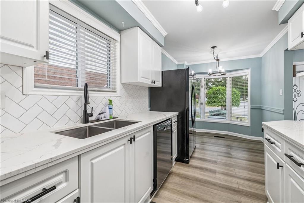 22 Merritt Crescent, Grimsby, ON - Indoor Photo Showing Kitchen With Double Sink With Upgraded Kitchen