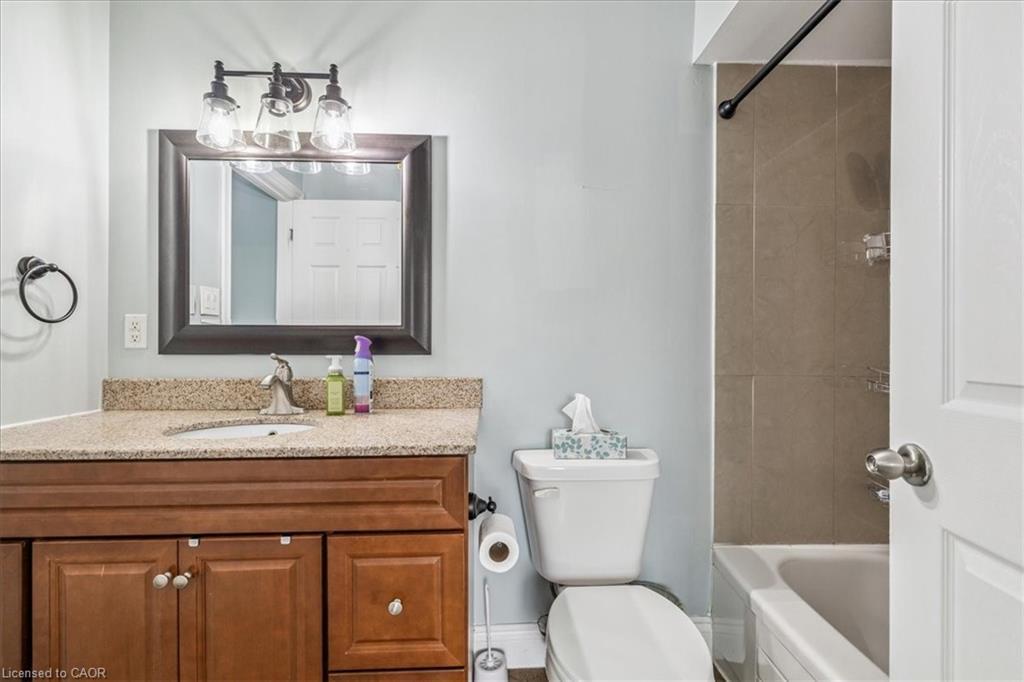 22 Merritt Crescent, Grimsby, ON - Indoor Photo Showing Bathroom