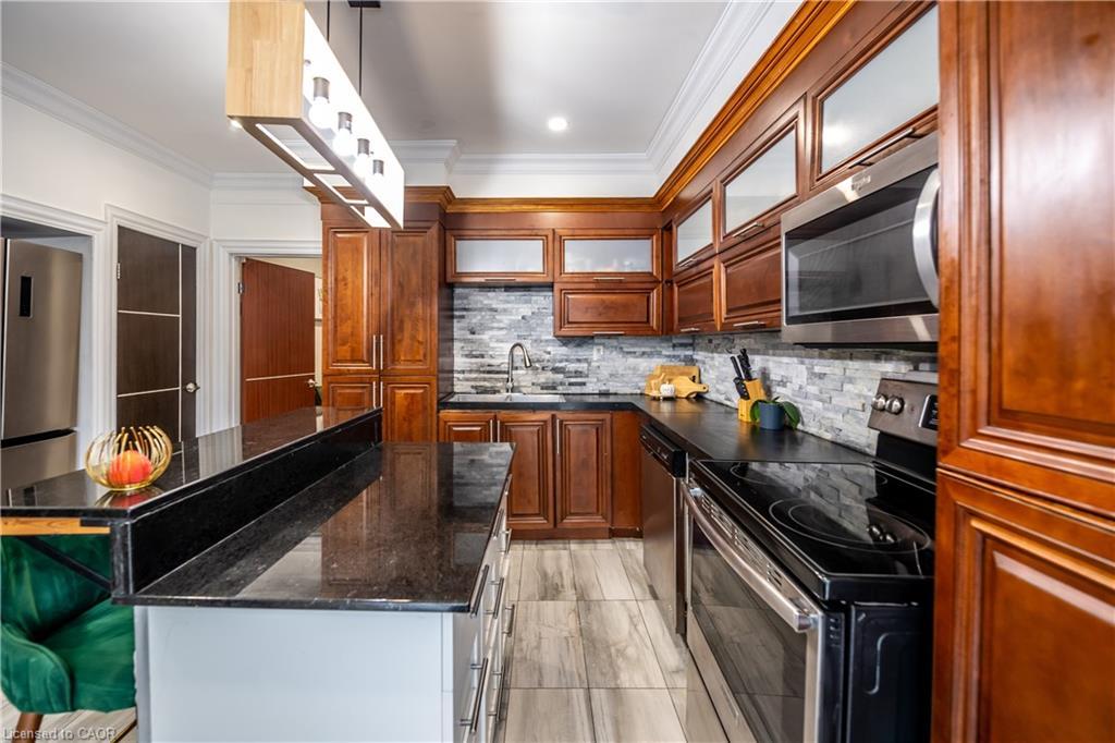 43 Princess Street, Hamilton, ON - Indoor Photo Showing Kitchen With Upgraded Kitchen