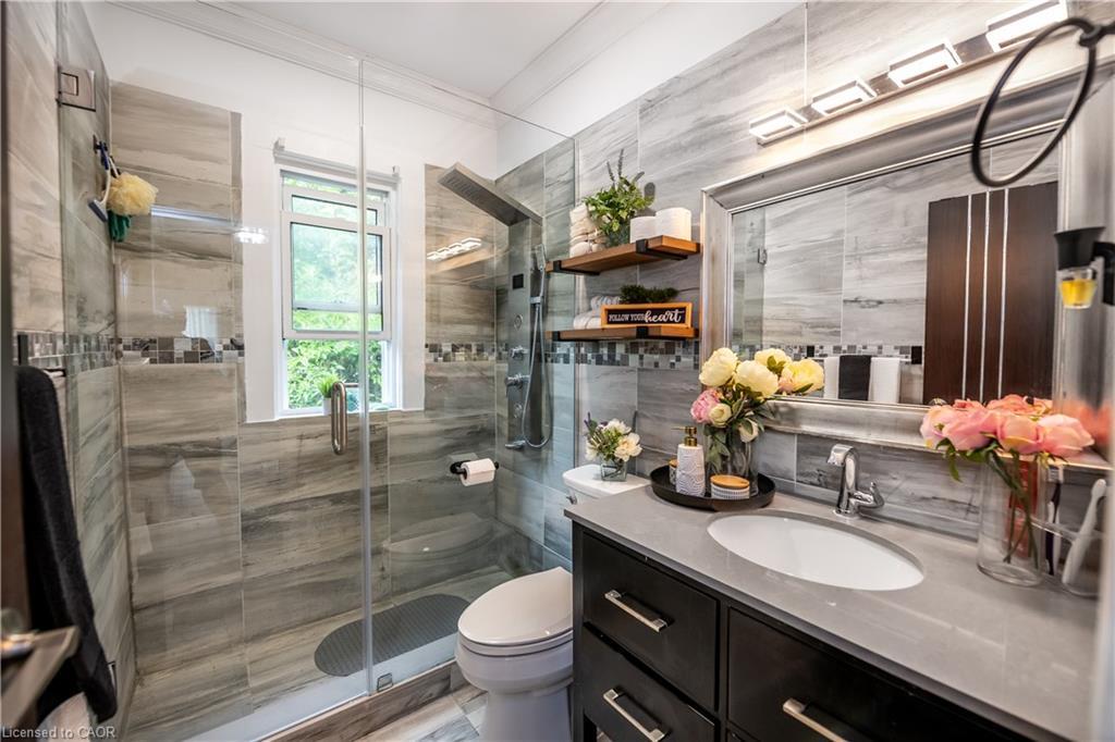 43 Princess Street, Hamilton, ON - Indoor Photo Showing Bathroom