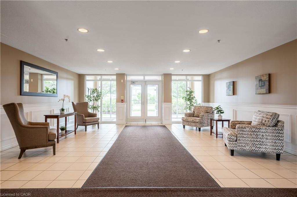304-4450 Fairview Street, Burlington, ON - Indoor Photo Showing Other Room