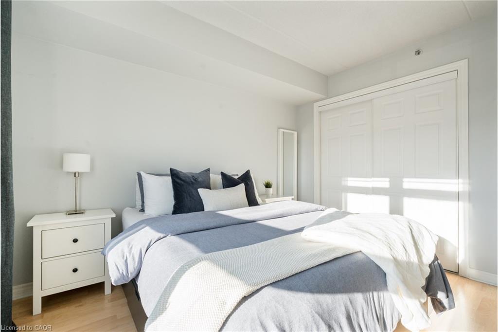 304-4450 Fairview Street, Burlington, ON - Indoor Photo Showing Bedroom