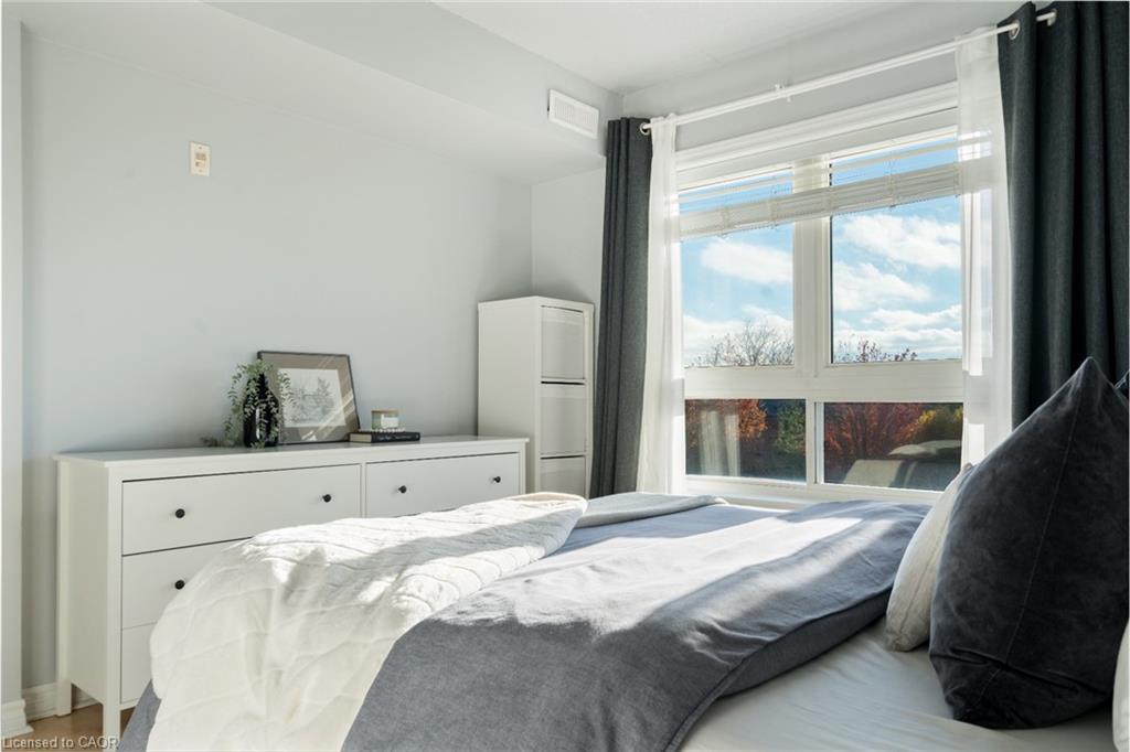 304-4450 Fairview Street, Burlington, ON - Indoor Photo Showing Bedroom