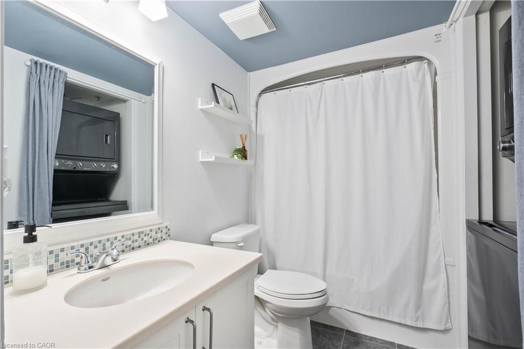 304-4450 Fairview Street, Burlington, ON - Indoor Photo Showing Bathroom