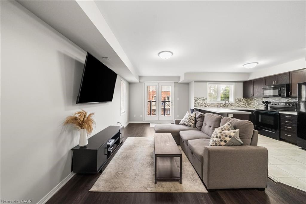 3-2551 Sixth Line, Oakville, ON - Indoor Photo Showing Living Room