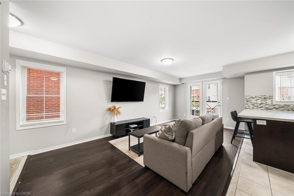 3-2551 Sixth Line, Oakville, ON - Indoor Photo Showing Living Room