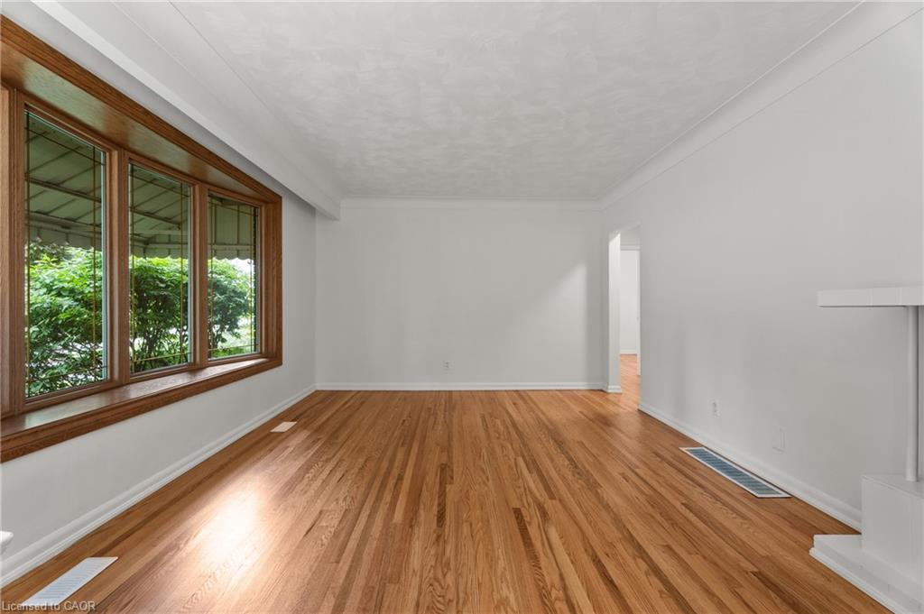 98 Laurier Avenue, Hamilton, ON - Indoor Photo Showing Other Room