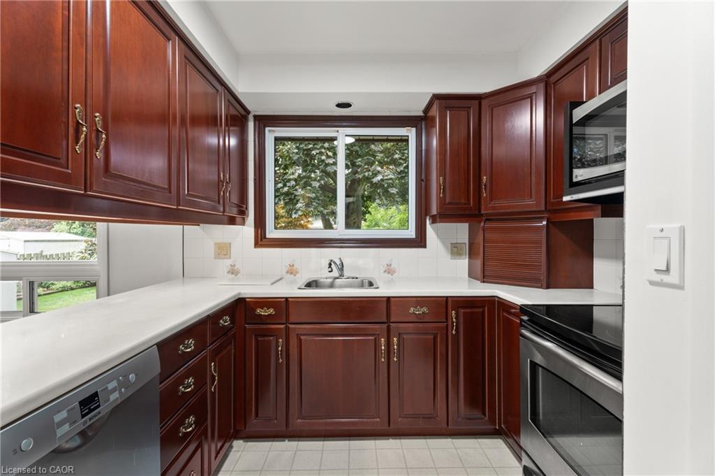 98 Laurier Avenue, Hamilton, ON - Indoor Photo Showing Kitchen