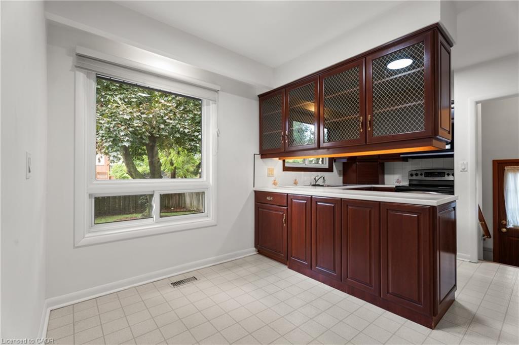 98 Laurier Avenue, Hamilton, ON - Indoor Photo Showing Kitchen