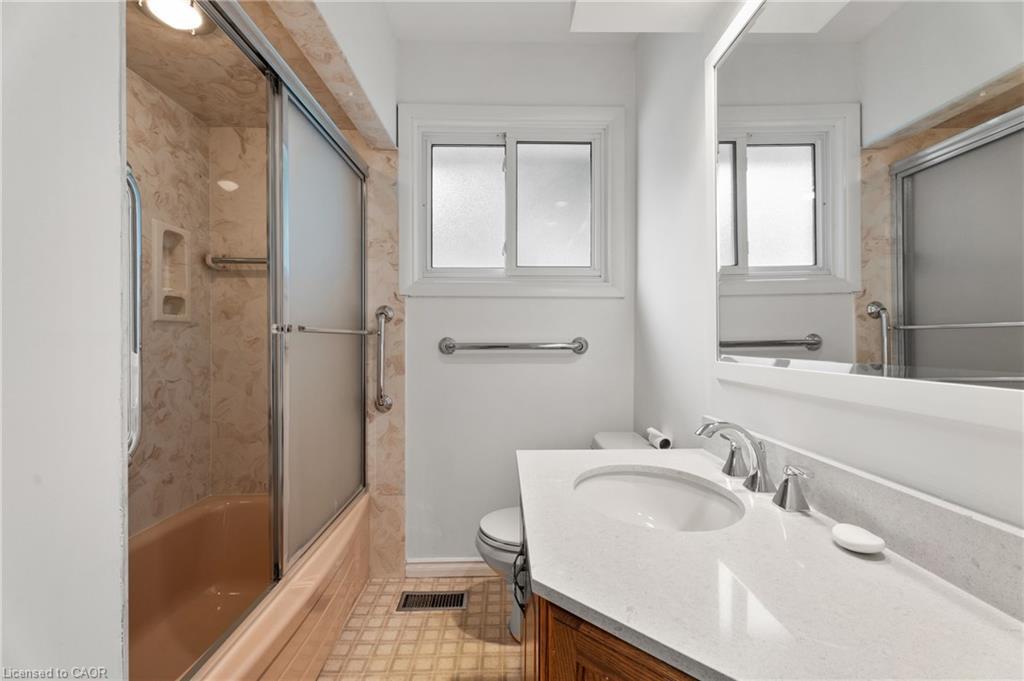 98 Laurier Avenue, Hamilton, ON - Indoor Photo Showing Bathroom