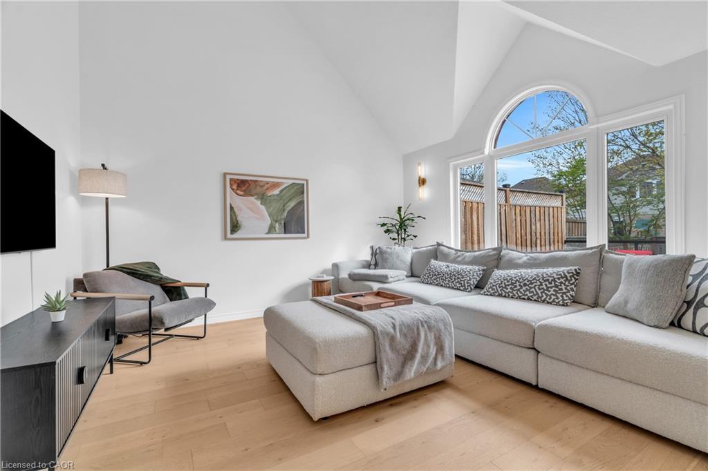 9 Gaw Crescent, Guelph, ON - Indoor Photo Showing Living Room