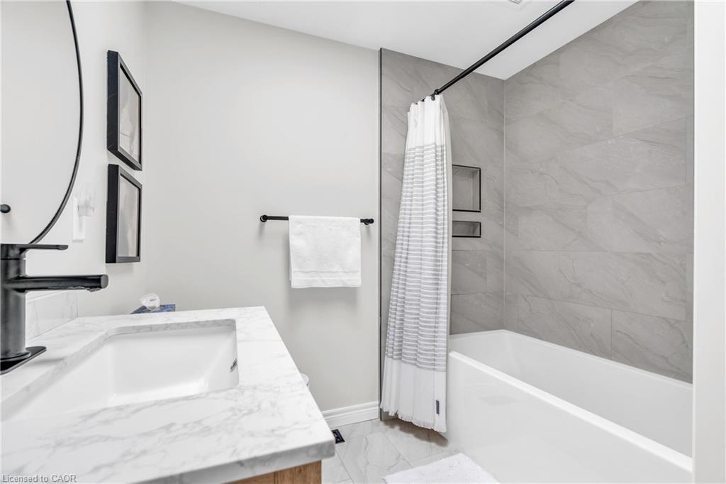 9 Gaw Crescent, Guelph, ON - Indoor Photo Showing Bathroom