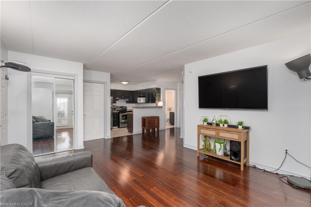 208-1350 Main Street, Milton, ON - Indoor Photo Showing Living Room