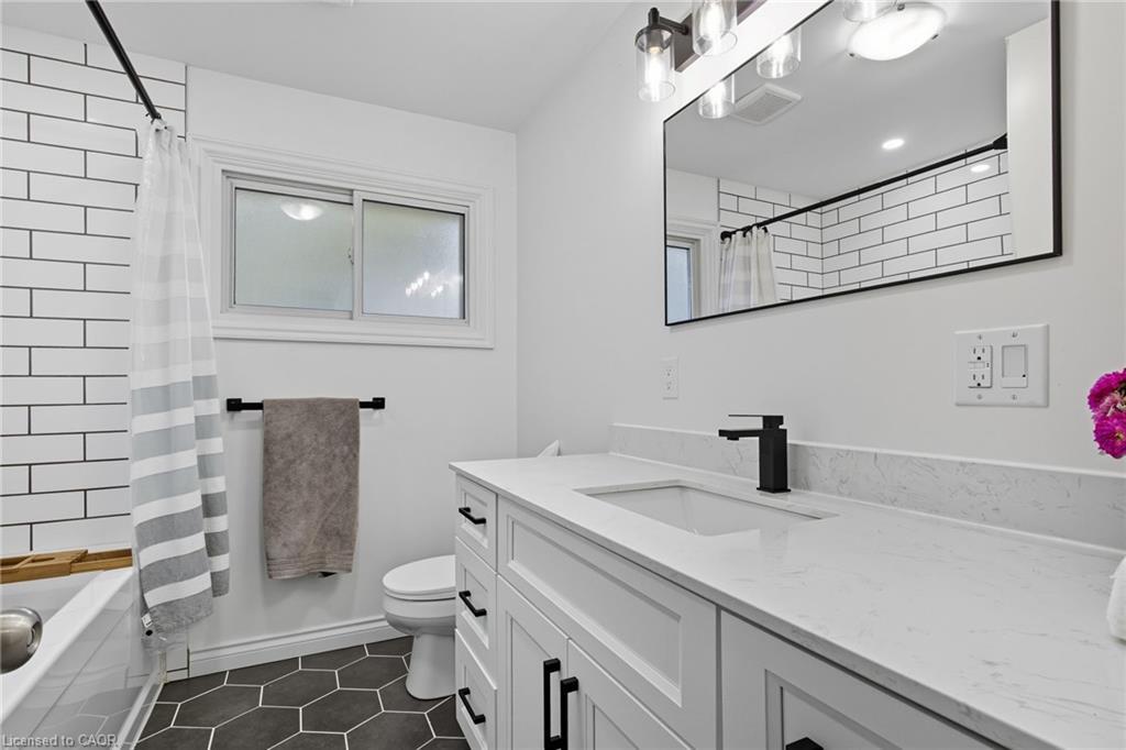 119 Oak Street, Simcoe, ON - Indoor Photo Showing Bathroom