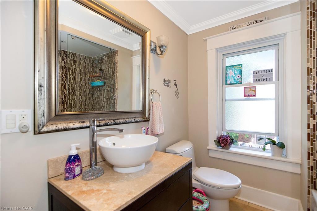 132 First Av E, Shelburne, ON - Indoor Photo Showing Bathroom