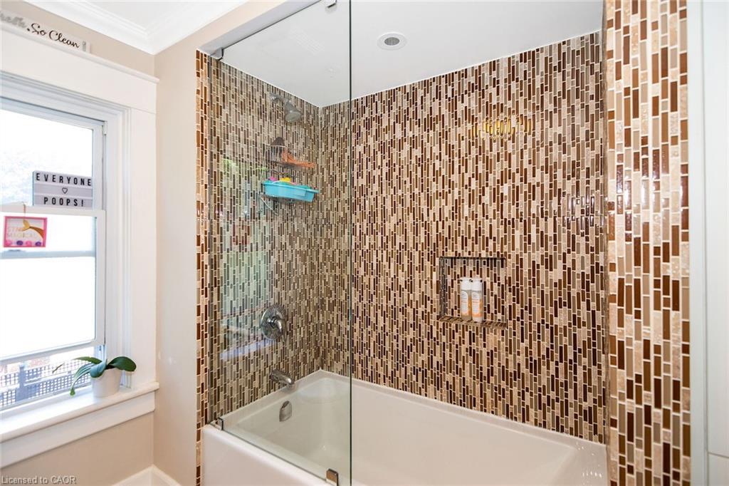 132 First Av E, Shelburne, ON - Indoor Photo Showing Bathroom