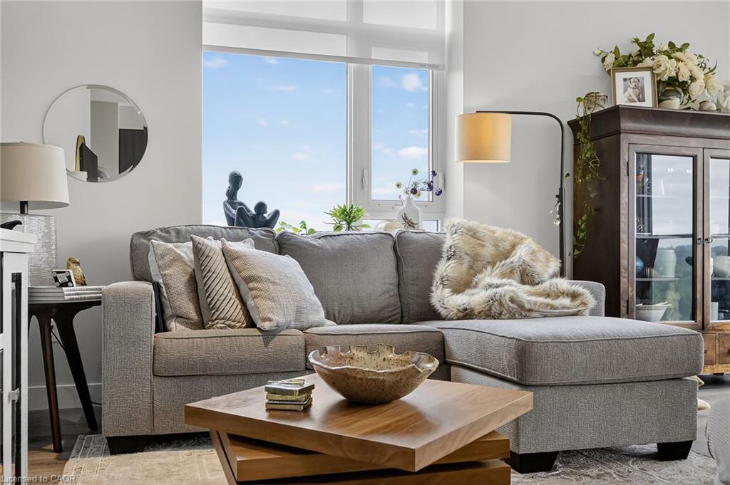 1313-15 Glebe Street, Cambridge, ON - Indoor Photo Showing Living Room