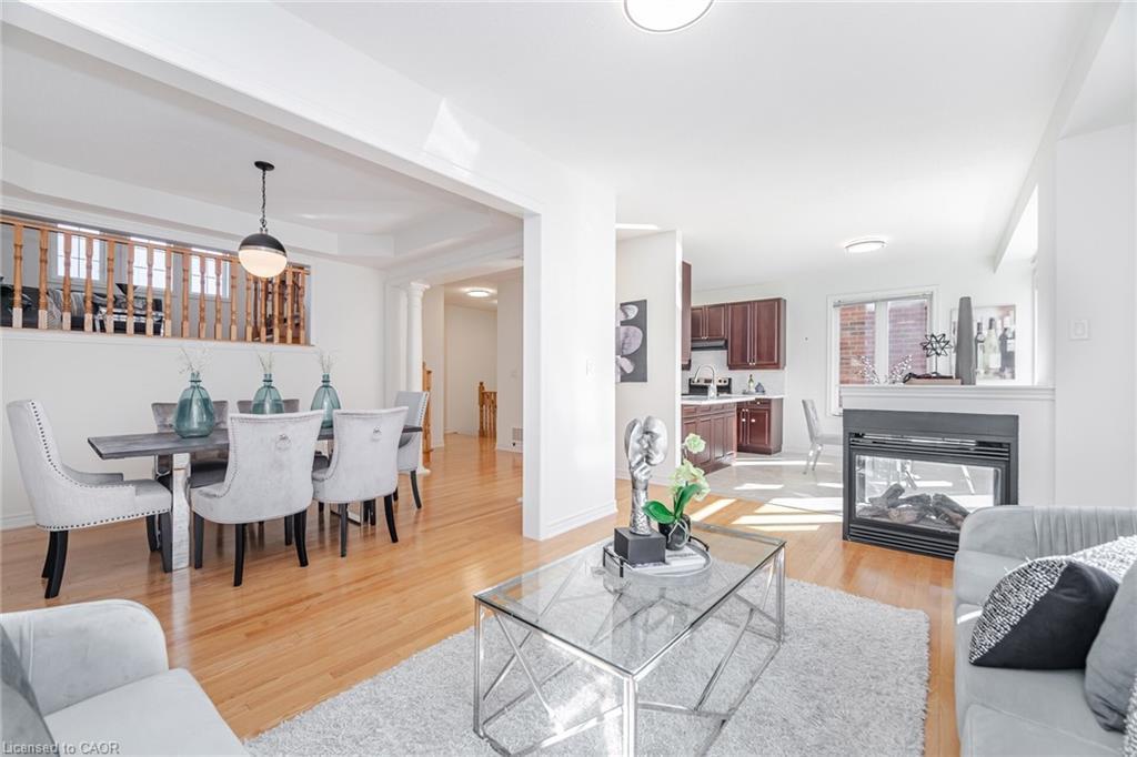 4623 Simmons Road, Burlington, ON - Indoor Photo Showing Living Room With Fireplace