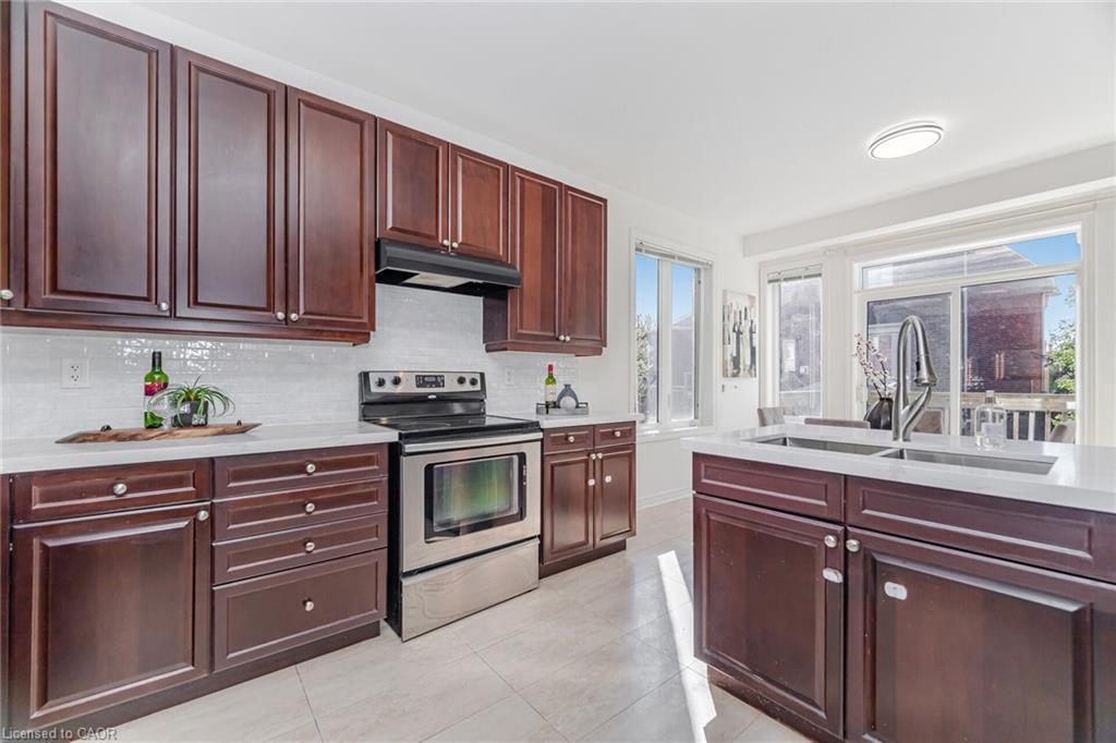 4623 Simmons Road, Burlington, ON - Indoor Photo Showing Kitchen With Double Sink