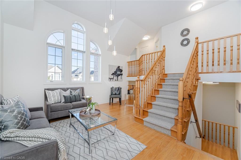 4623 Simmons Road, Burlington, ON - Indoor Photo Showing Living Room