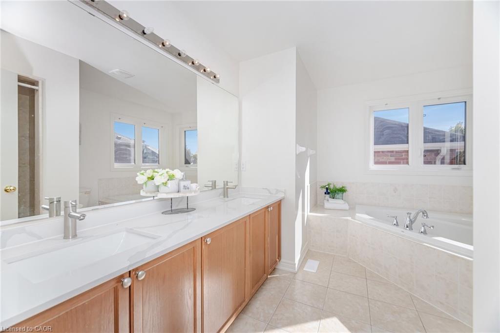 4623 Simmons Road, Burlington, ON - Indoor Photo Showing Bathroom