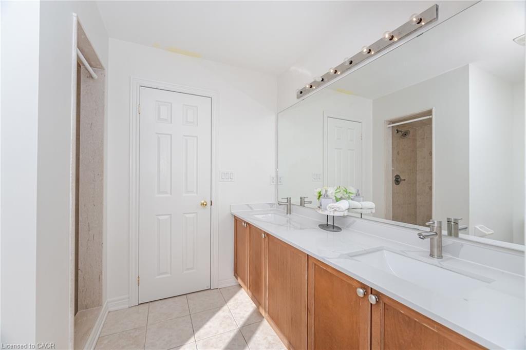 4623 Simmons Road, Burlington, ON - Indoor Photo Showing Bathroom