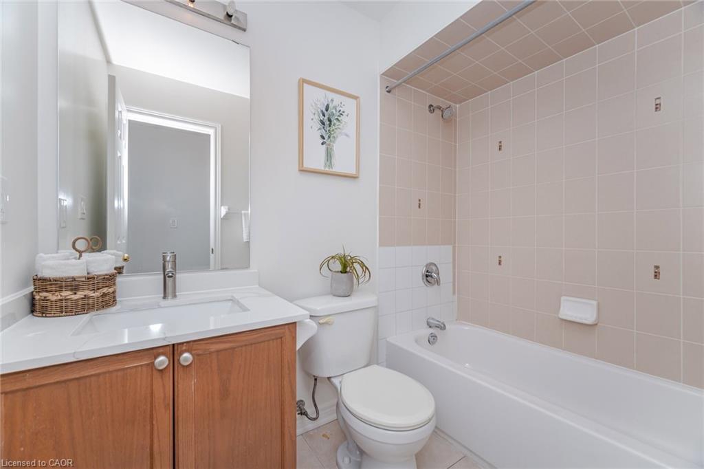 4623 Simmons Road, Burlington, ON - Indoor Photo Showing Bathroom