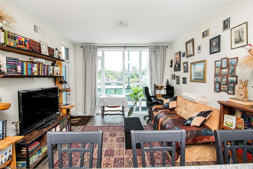 120-16 Concord Place, Grimsby, ON - Indoor Photo Showing Living Room