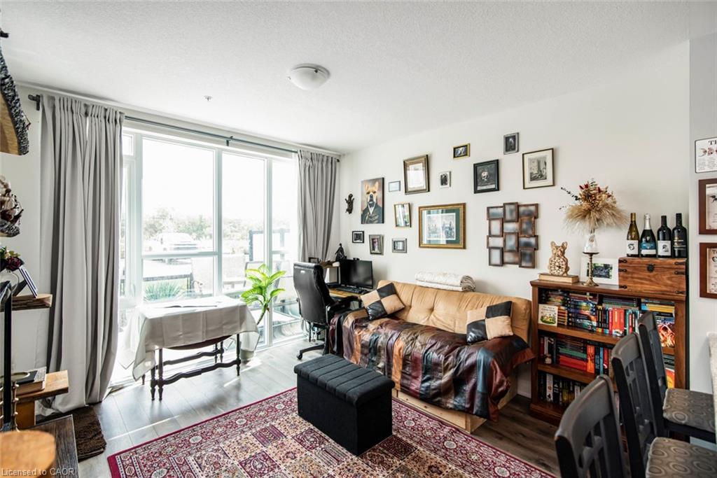 120-16 Concord Place, Grimsby, ON - Indoor Photo Showing Living Room