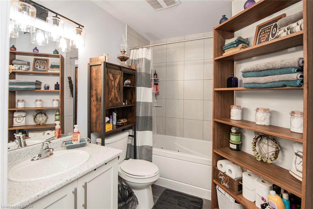 120-16 Concord Place, Grimsby, ON - Indoor Photo Showing Bathroom