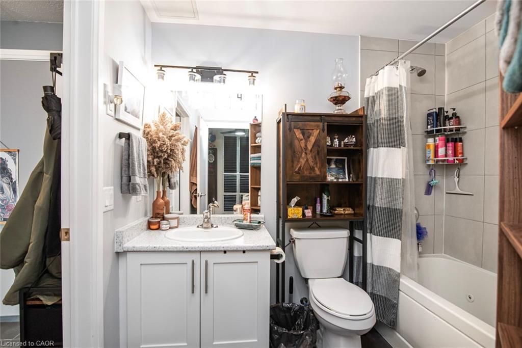 120-16 Concord Place, Grimsby, ON - Indoor Photo Showing Bathroom