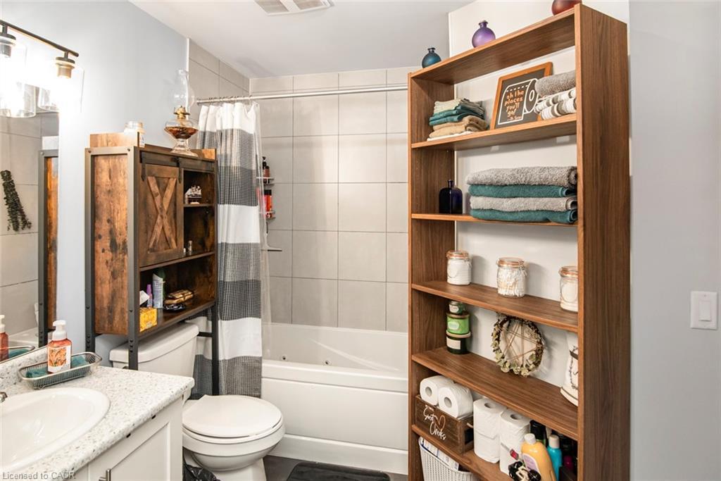 120-16 Concord Place, Grimsby, ON - Indoor Photo Showing Bathroom
