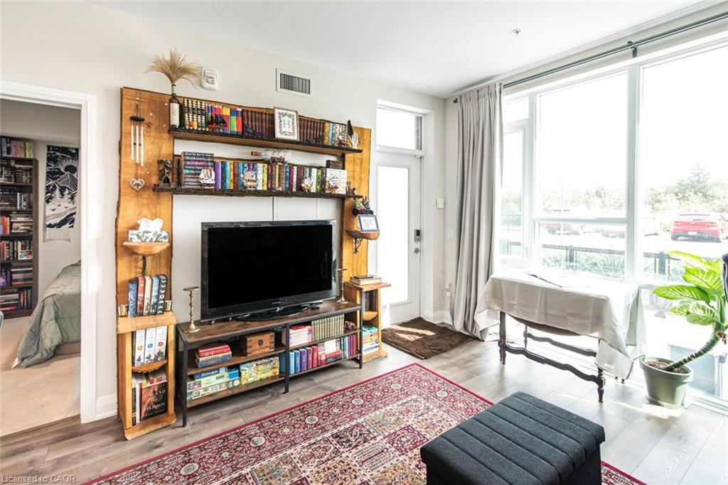120-16 Concord Place, Grimsby, ON - Indoor Photo Showing Living Room