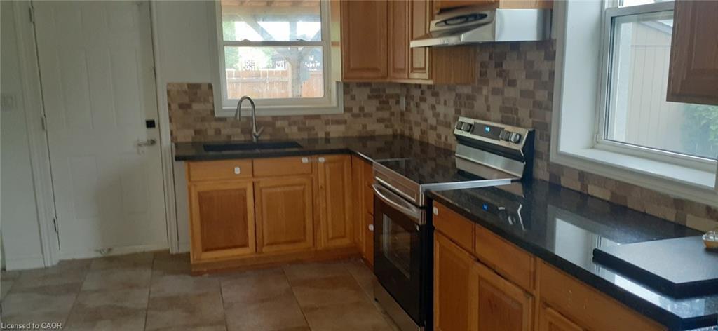 725 Barton Street, Hamilton, ON - Indoor Photo Showing Kitchen