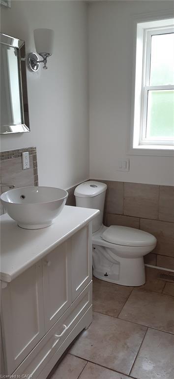 725 Barton Street, Hamilton, ON - Indoor Photo Showing Bathroom