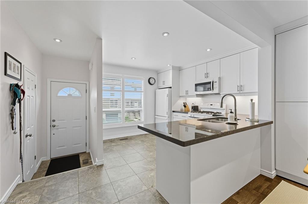 34-1301 Upper Gage Avenue, Hamilton, ON - Indoor Photo Showing Kitchen