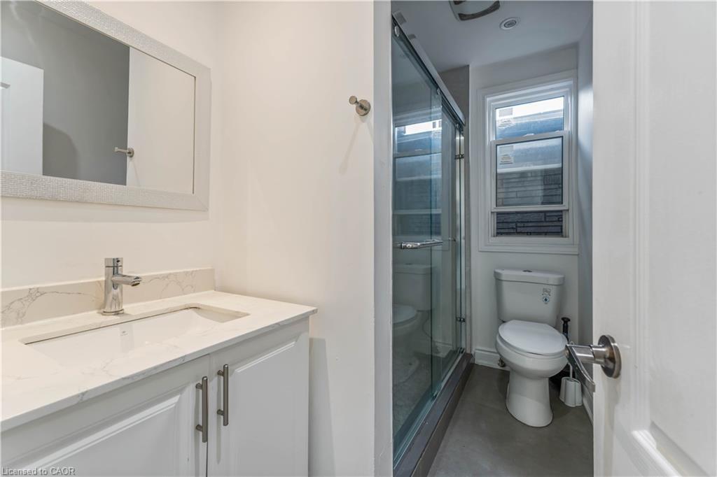 2-934 Barton Street E, Hamilton, ON - Indoor Photo Showing Bathroom